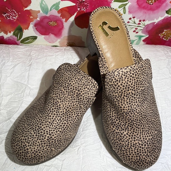 NWOT REPORT LEOPARD PRINT CLOGS SIZE 8 - Picture 1 of 7